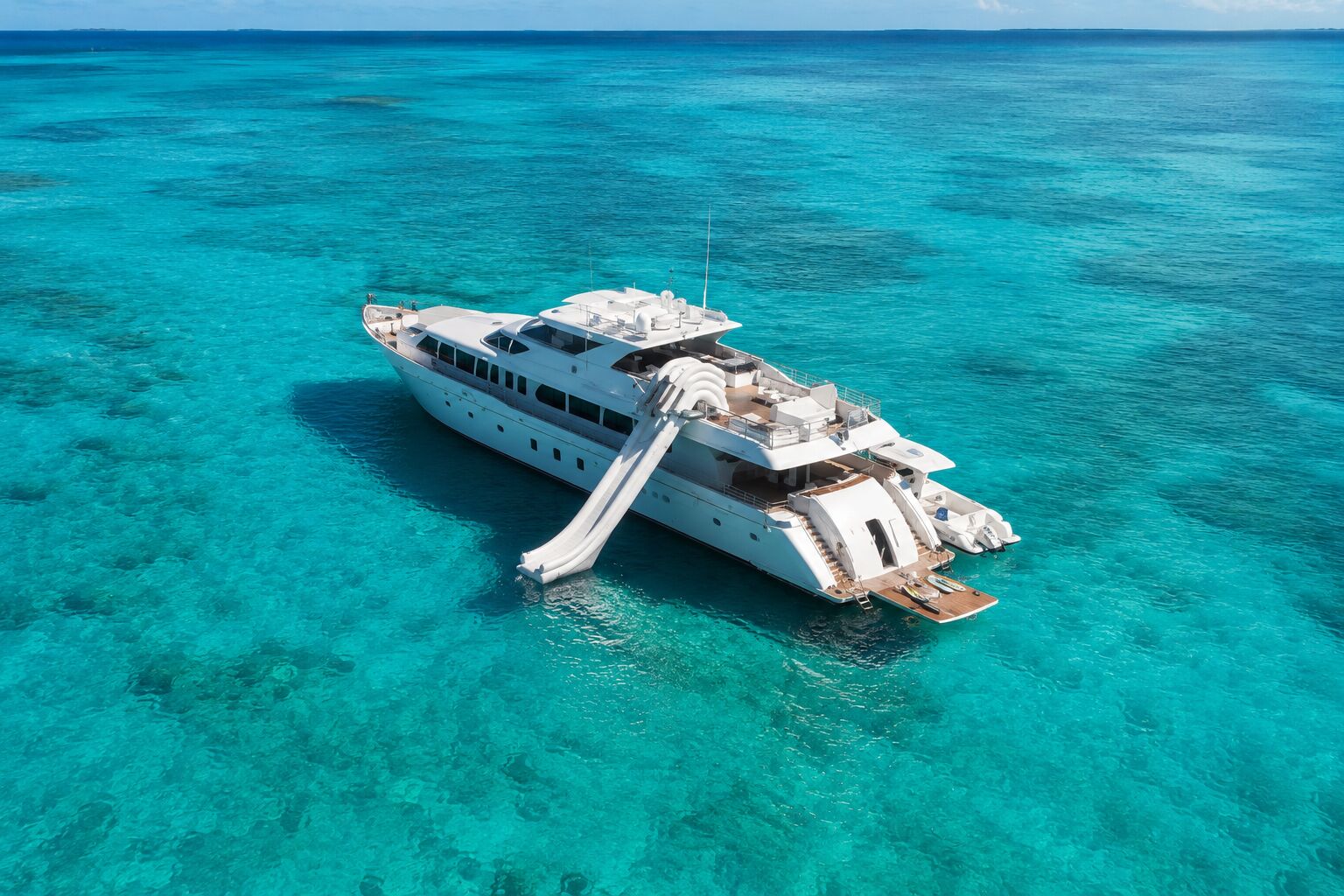 BEACHFRONT — Hargrave 105ft motor yacht Saint Martin